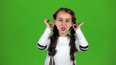 Çocuk palyaçoluk yapıyor. Yeşil ekran. Ağır çekim