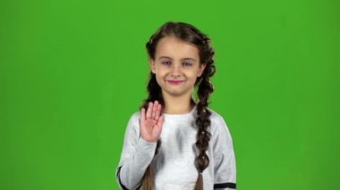 Çocuk elini dalgalar. Yeşil ekran. Ağır çekim