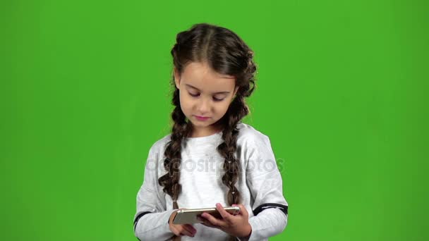 Παιδιά μπράβο τη φωτογραφία στο τηλέφωνο. Πράσινη οθόνη. Αργή κίνηση — Αρχείο Βίντεο