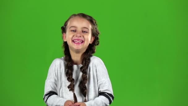 아이 명랑 하 게 웃는 다. 녹색 화면입니다. 슬로우 모션 — 비디오