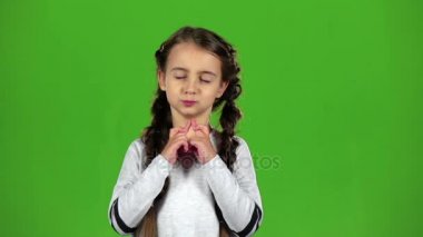 Çocuk parmaklarını onun kollarında haçlar. Yeşil ekran. Ağır çekim