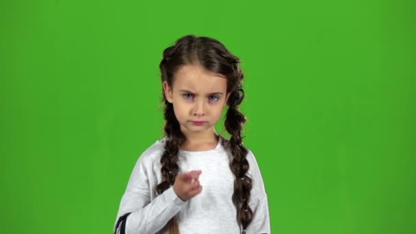 子供は幸せではないです。緑色の画面。スローモーション — ストック動画