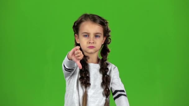 Çocuk parmak aşağı gösteriyor. Yeşil ekran. Ağır çekim — Stok video