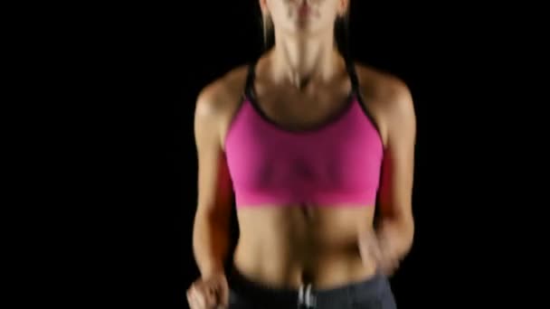 Fitness lány fut folyamatosan, a fekete háttér. Közelről — Stock videók