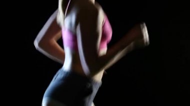 Profesyonel bir atlet bir siyah ekran üzerinde çalışan kızdır. Yakın çekim