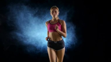 Spor kız çalıştırıyor. Önden Görünüm. Duman siyah ekran. Yakın çekim