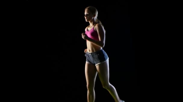 运动健身女人运行在黑色背景上的前视图。剪影 — 图库视频影像