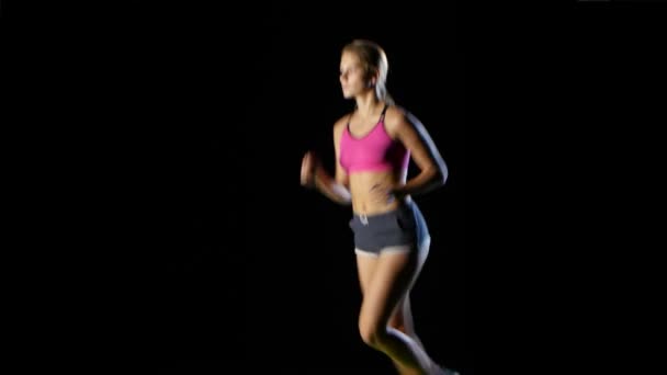 Běh sportovní dívka. Čelní pohled. Černá obrazovka — Stock video
