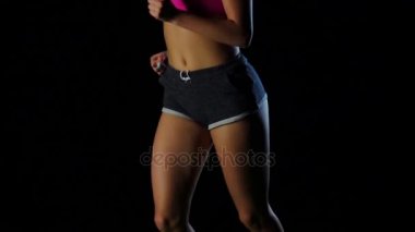 Spor kız çalıştırıyor. Önden Görünüm. Siyah ekran. Ağır çekim