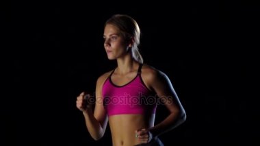 En baştan en altta siyah bir zemin üzerine çalışan bir kız için görüntüleyin. Ağır çekim. Yakın çekim