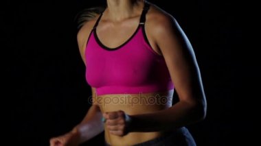 Kız bir manikür ile şaşırtıcı bir siyah ekran üzerinde çalışır. Ağır çekim. Yakın çekim