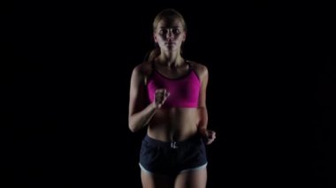 Kız çekici bir siyah ekran üzerinde çalışır. Ağır çekim. Yakın çekim