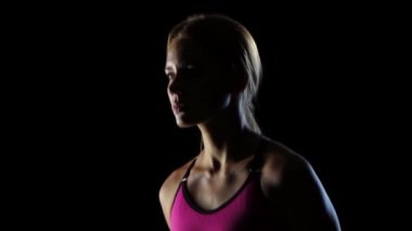 Yukarıdan aşağıya harika fitness Bayan siyah bir arka plan ile yavaş çekim. Ağır çekim. Yakın çekim