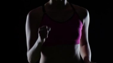 Spor atlet bir siyah ekran üzerinde çalışan. Ağır çekim. Yakın çekim