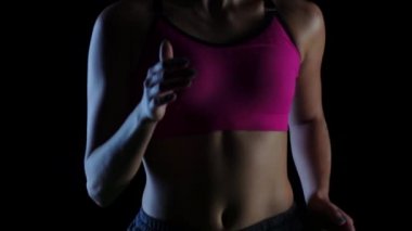 Gövde kadın sporcular bir siyah arka plan üzerinde çalışan. Ağır çekim. Yakın çekim