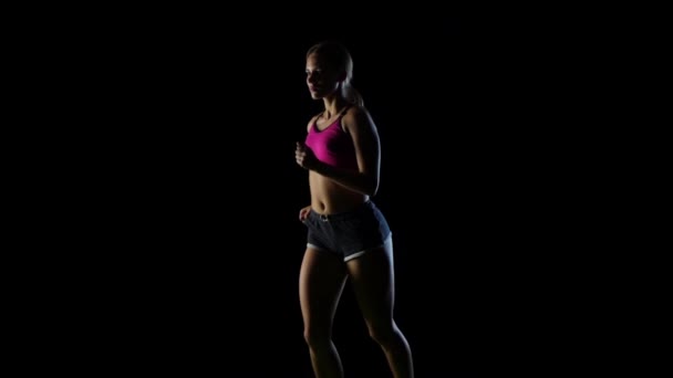 Benne a sportoló fut a helyén egy fekete képernyő. Lassú mozgás — Stock videók