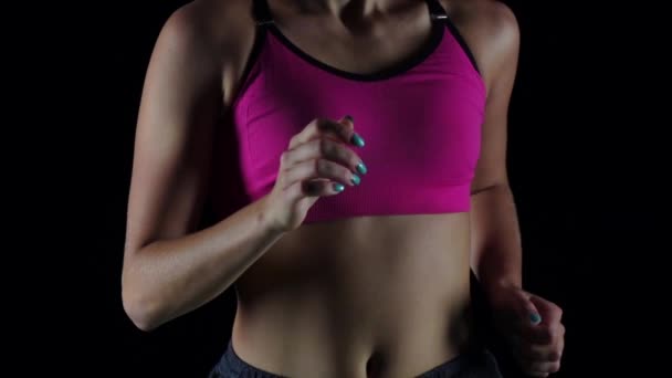 Donna in maglietta da jogger su sfondo nero. Al rallentatore. Da vicino. — Video Stock
