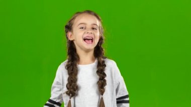 Bebek şen şakrak gülüyor. Yeşil ekran