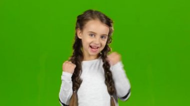 Çocuk zaferle sevinir. Yeşil ekran