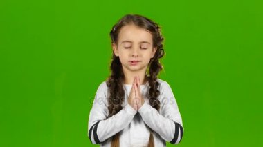 Çocuk parmaklarını onun kollarında haçlar. Yeşil ekran