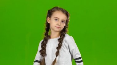 Çocuk dans ediyor. Yeşil ekran