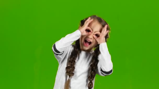 Dziecko robi grymasy. Zielony ekran — Wideo stockowe