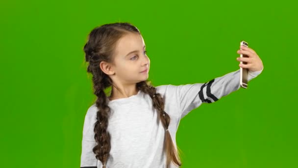 Ребенок делает селфи. Зеленый экран — стоковое видео