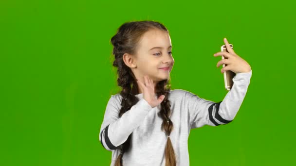 Child does selfie. Green screen — Stock Video