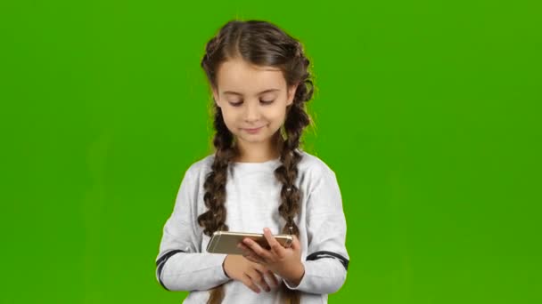 L'enfant appuie sur la photo au téléphone. Écran vert — Video