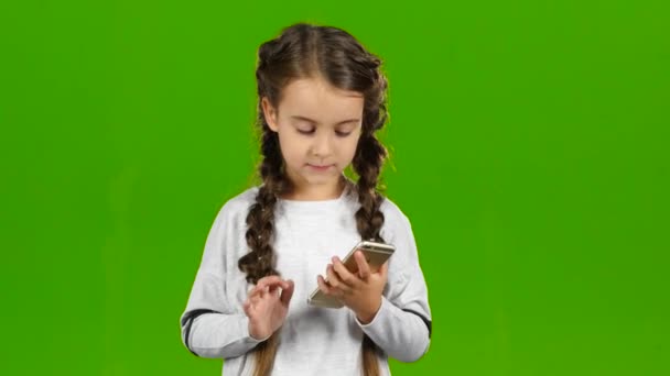 Kind is op de telefoon. Groen scherm — Stockvideo