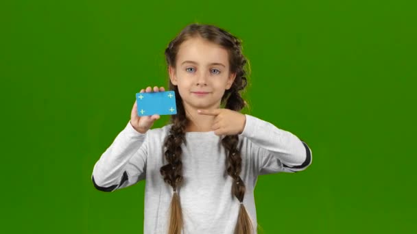 Dziecko pokazuje pustą kartę. Zielony ekran — Wideo stockowe