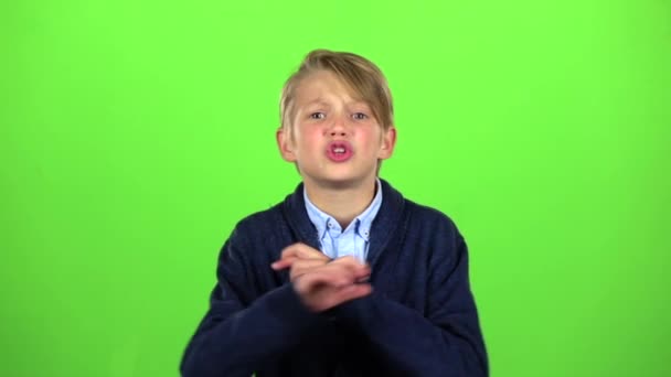 Kind jubelt über Sieg. Green Screen. Zeitlupe — Stockvideo