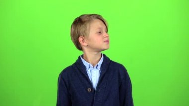Çocuk dalgalar ve onu bir arkadaşıyla çağırır. Yeşil ekran. Ağır çekim