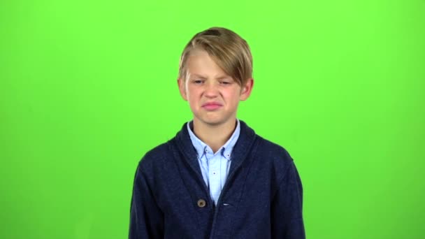 El chico está molesto y triste. Pantalla verde. Movimiento lento — Vídeo de stock