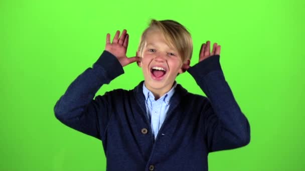 Kind maakt grimaces. Groen scherm. Slow motion — Stockvideo