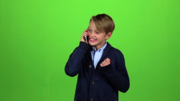 Το παιδί μιλά στο τηλέφωνο και ουρλιάζοντας. Πράσινη οθόνη. Αργή κίνηση — Αρχείο Βίντεο