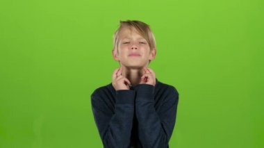 Bebek parmaklarını onun kollarında haçlar. Yeşil ekran