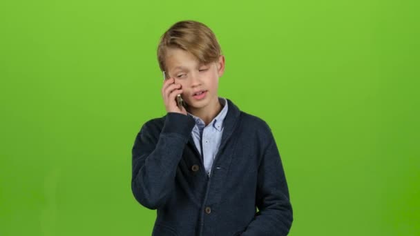 El niño está hablando por teléfono y gritando. Pantalla verde — Vídeos de Stock