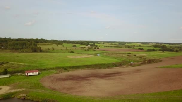 Vue aérienne des champs prairies forêts et rivière sinueuse. Relevé aérien — Video