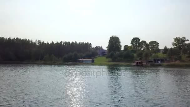 Landhaus liegt am Hang des Waldes in der Nähe des Flusses. Luftaufnahme — Stockvideo