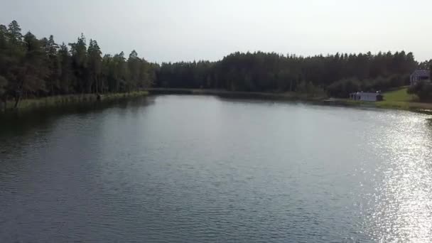 Maison isolée dans les bois près de la rivière. Relevé aérien 