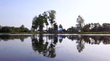 Ağaçlar ve ev nehir yansıtılmış yüzey yansıtıyordu. Hava anket
