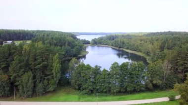 Göller kuş uçuş yüksekliği ormanlardan çevrilidir. Hava anket