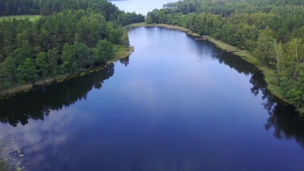 Des nuages se reflètent dans les eaux miroitantes du lac. Relevé aérien 