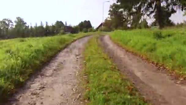 Beweging op een onverharde kronkelende weg opvoert geleidelijk in de weg met verbeterde oppervlak — Stockvideo