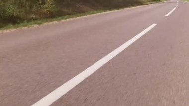 Beyaz markings olan iki yönlü yol araca hareketi. Yakın çekim