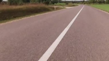 Güneşli bir öğleden sonra köy yolunda aşağı hızlı sürücü