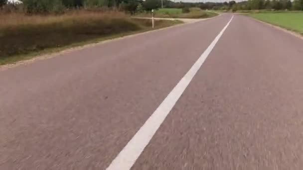 Snabb bilresa ner en landsväg på en solig eftermiddag — Stockvideo
