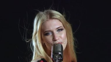 Retro mikrofon komik şarkı şarkı kız. Siyah arka plan. Yakın çekim