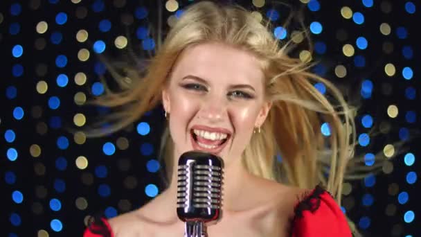 Meisje in zingen in retro microfoon hilarische lied — Stockvideo